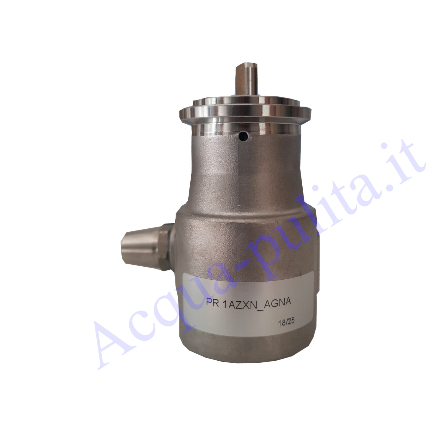 Pompa Nuert 100 L/h con attacchi femmina da 3/8". Predisposizione per montaggio sul motore con una fascetta in acciaio inossidabile.