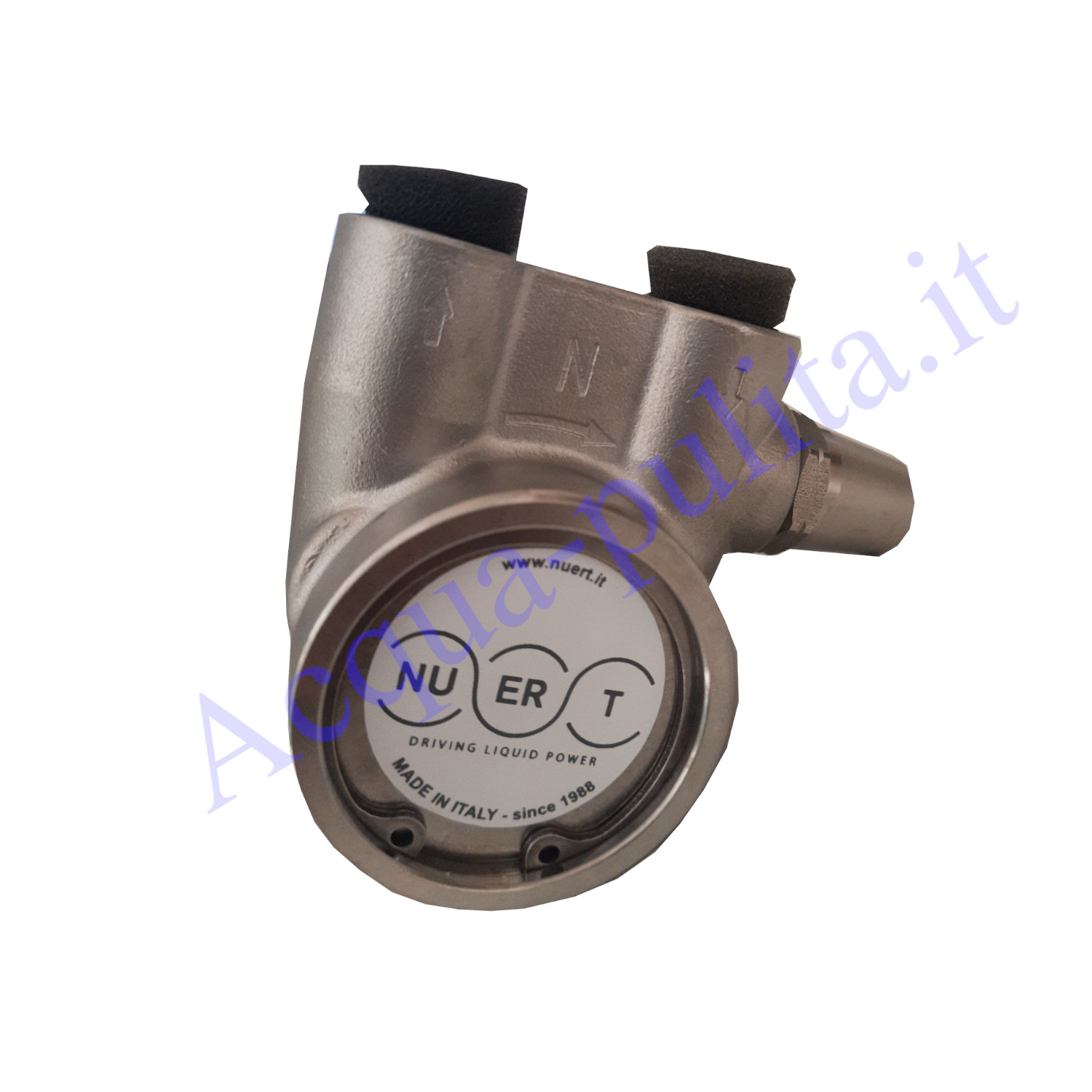 Pompa Nuert 100 L/h con attacchi femmina da 3/8". Predisposizione per montaggio sul motore con una fascetta in acciaio inossidabile.